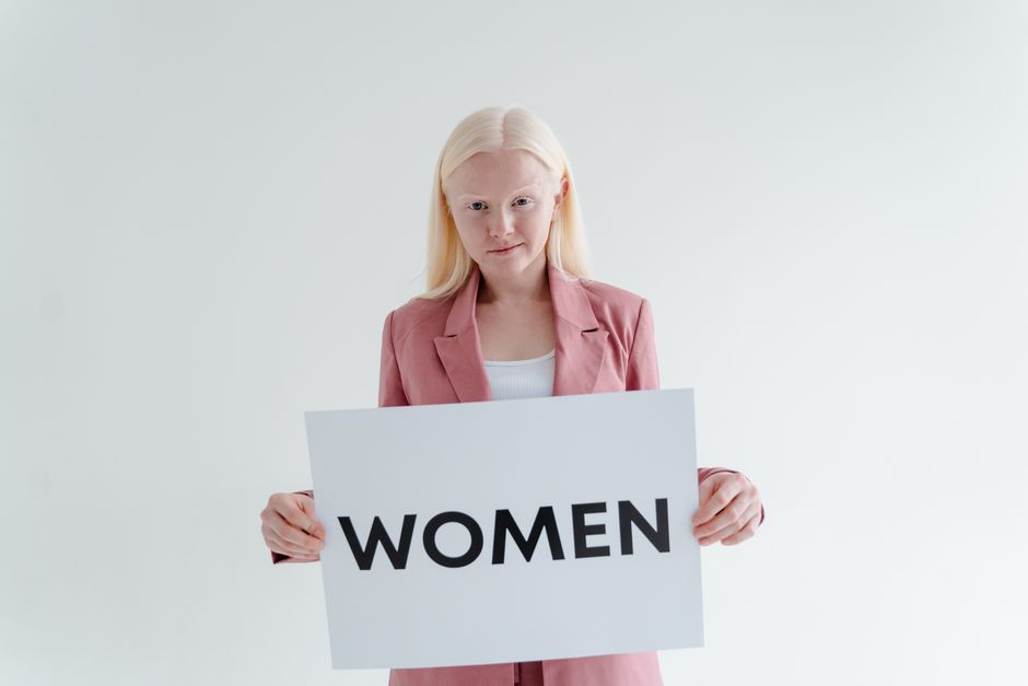 Women with polycystic ovary syndrome exhibit impaired endometrial receptivity with excessive ER and histone lactylation