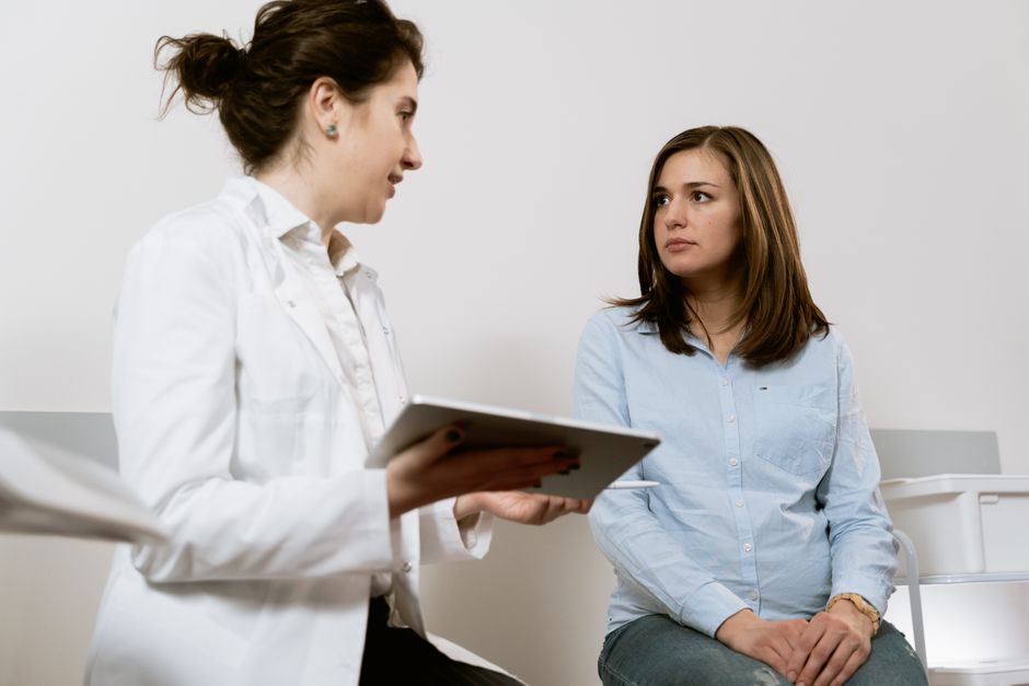 Women with polycystic ovary syndrome exhibit impaired endometrial receptivity with excessive ER and histone lactylation