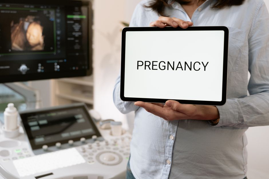 Women with polycystic ovary syndrome exhibit impaired endometrial receptivity with excessive ER and histone lactylation