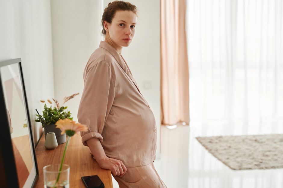 Women with polycystic ovary syndrome exhibit impaired endometrial receptivity with excessive ER and histone lactylation