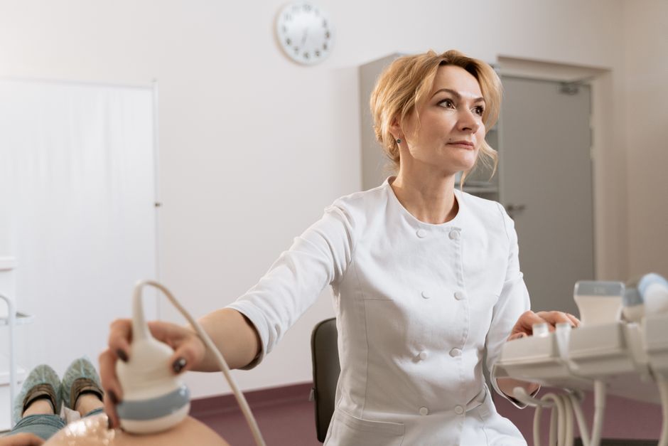 Women with polycystic ovary syndrome exhibit impaired endometrial receptivity with excessive ER and histone lactylation