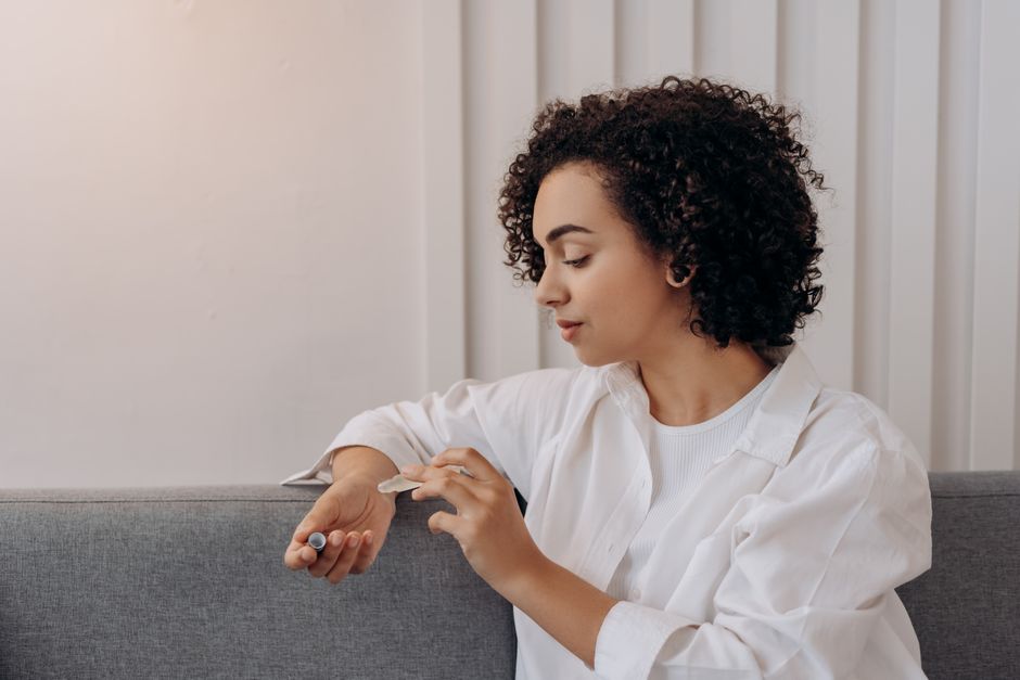 Women with polycystic ovary syndrome exhibit impaired endometrial receptivity with excessive ER and histone lactylation